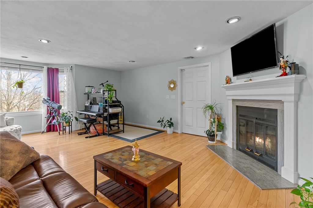 44 Knoll Place D, North Providence, RI 02904