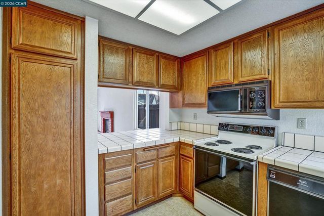 1286 1286 Clarke Ln, Alameda, CA 94502