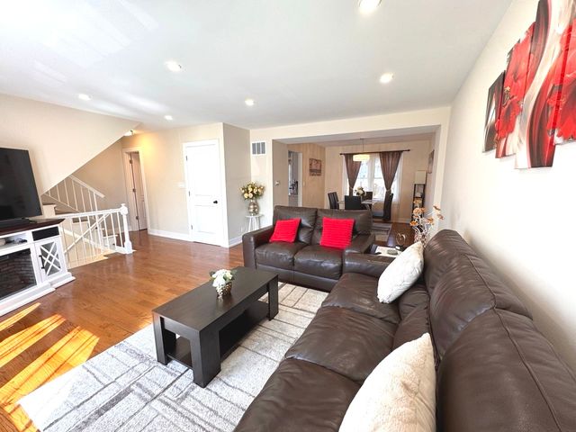 2210 Clifton Place, Hoffman Estates, IL 60169