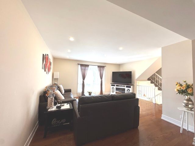 2210 Clifton Place, Hoffman Estates, IL 60169