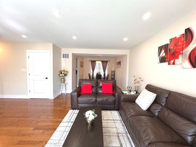 2210 Clifton Place, Hoffman Estates, IL 60169