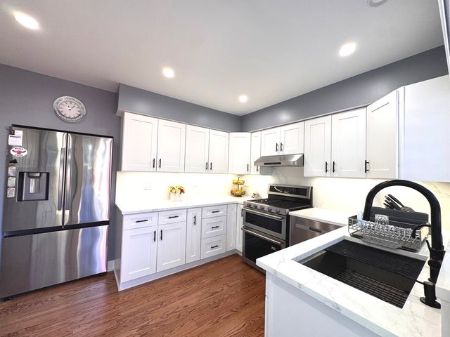 2210 Clifton Place, Hoffman Estates, IL 60169