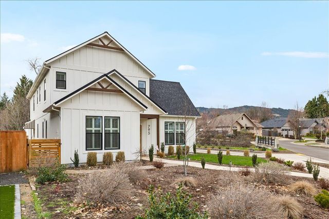 795 Bybee Drive, Jacksonville, OR 97530