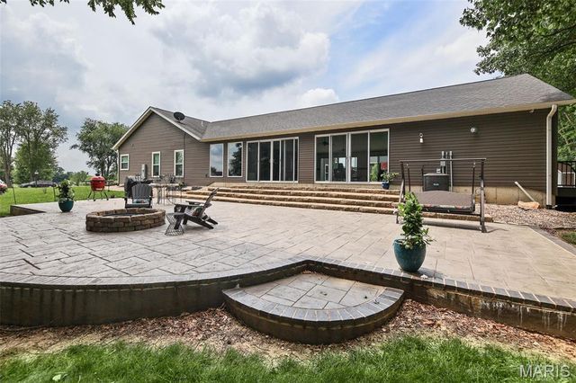 8125 Lost Bridge Road, Bethalto, IL 62010
