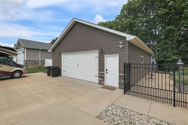 8125 Lost Bridge Road, Bethalto, IL 62010
