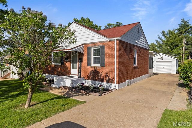 9814 Huntingdon Lane, St Louis, MO 63123