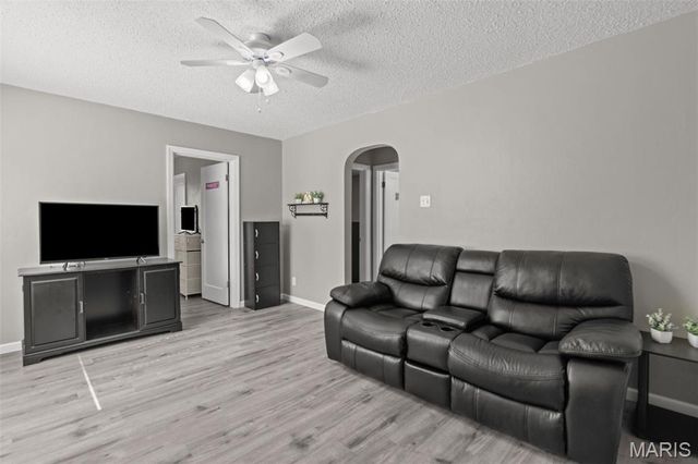 9814 Huntingdon Lane, St Louis, MO 63123