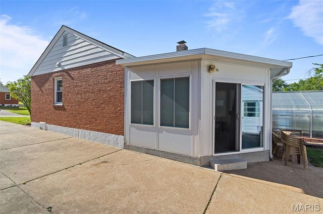 9814 Huntingdon Lane, St Louis, MO 63123