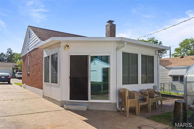 9814 Huntingdon Lane, St Louis, MO 63123