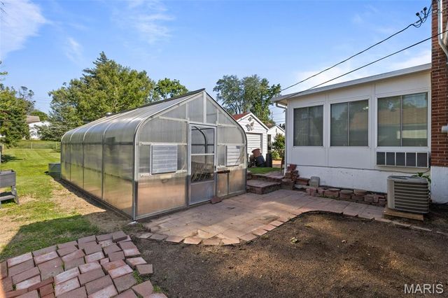 9814 Huntingdon Lane, St Louis, MO 63123