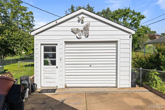 9814 Huntingdon Lane, St Louis, MO 63123
