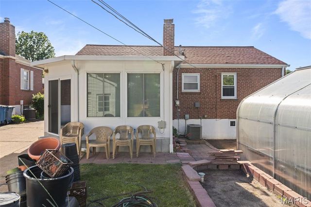 9814 Huntingdon Lane, St Louis, MO 63123