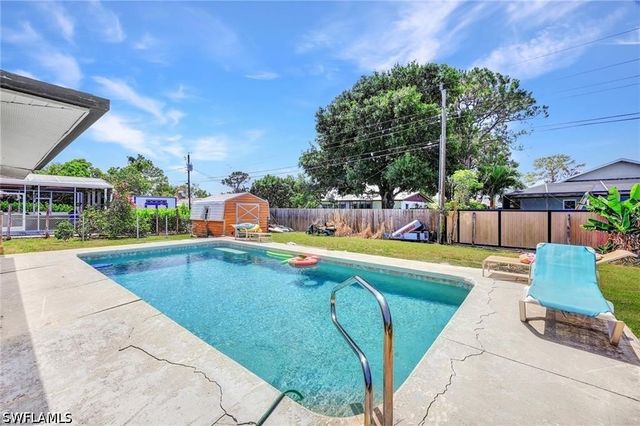 736 96th AVE N, Naples, FL 34108