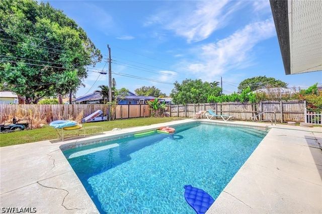 736 96th AVE N, Naples, FL 34108