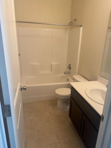 651 Pinelli Dr, Los Banos, CA 93635