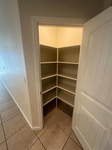 651 Pinelli Dr, Los Banos, CA 93635