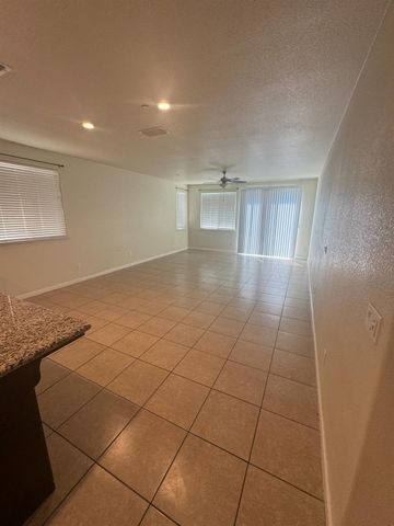 651 Pinelli Dr, Los Banos, CA 93635