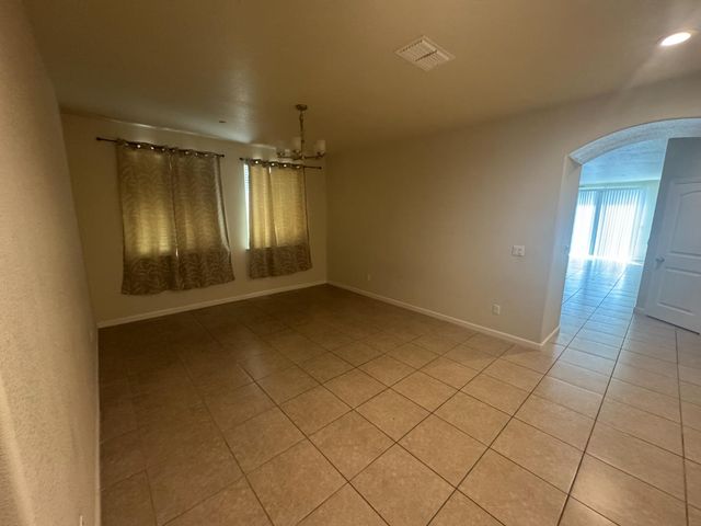 651 Pinelli Dr, Los Banos, CA 93635