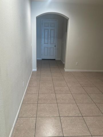 651 Pinelli Dr, Los Banos, CA 93635