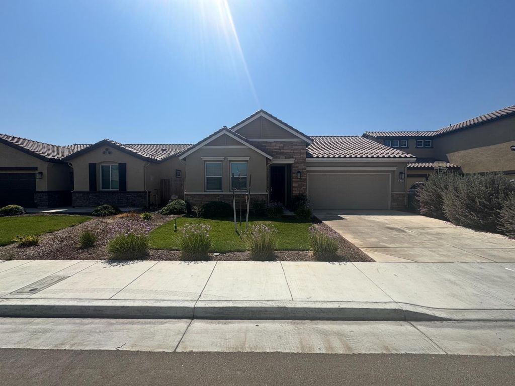 651 Pinelli Dr, Los Banos, CA 93635