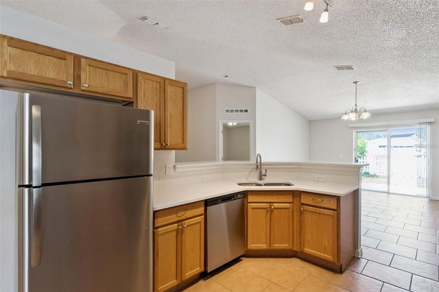 560 BROWN BEAR WAY, St Cloud, FL 34772