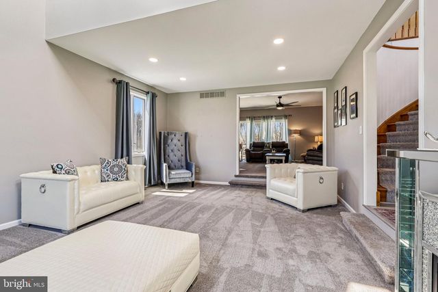 16 DOGWOOD DR, Burlington, NJ 08016