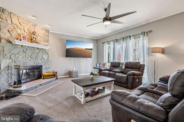 16 DOGWOOD DR, Burlington, NJ 08016