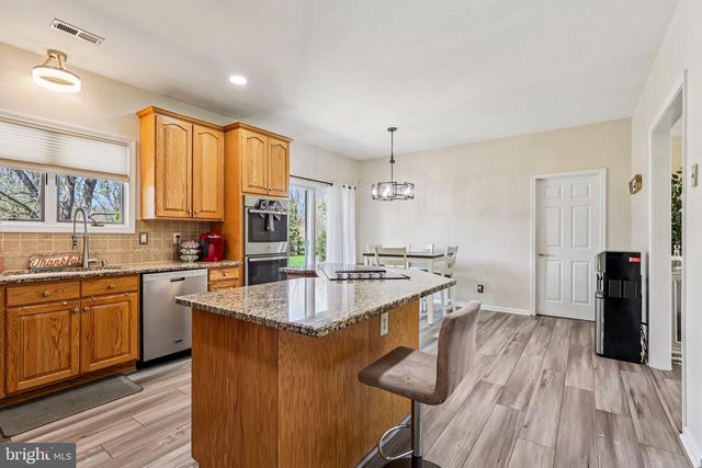 16 DOGWOOD DR, Burlington, NJ 08016