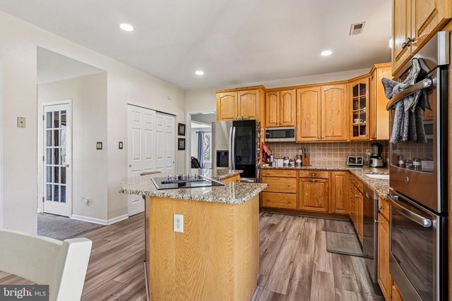 16 DOGWOOD DR, Burlington, NJ 08016