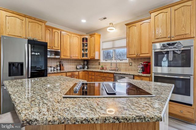 16 DOGWOOD DR, Burlington, NJ 08016