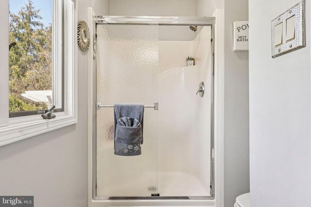 16 DOGWOOD DR, Burlington, NJ 08016