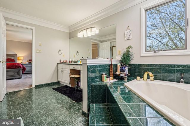 16 DOGWOOD DR, Burlington, NJ 08016