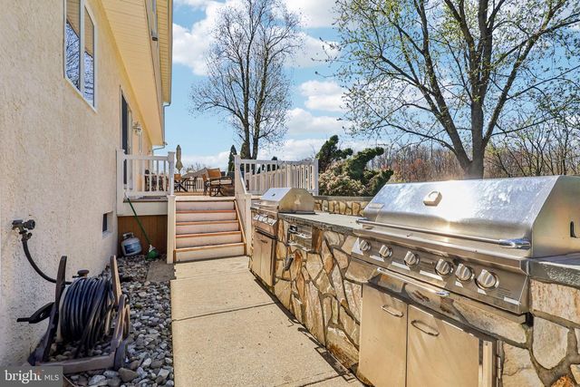 16 DOGWOOD DR, Burlington, NJ 08016