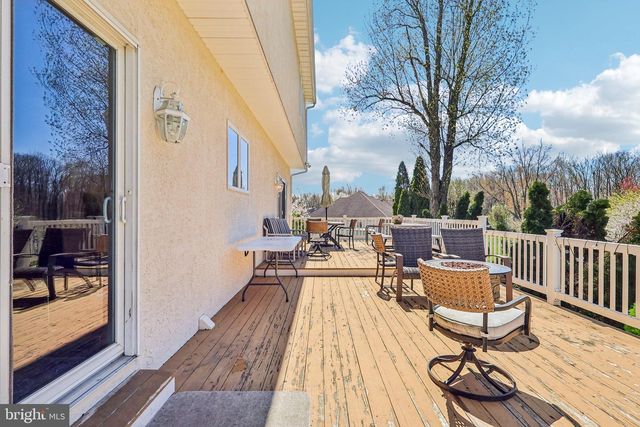 16 DOGWOOD DR, Burlington, NJ 08016