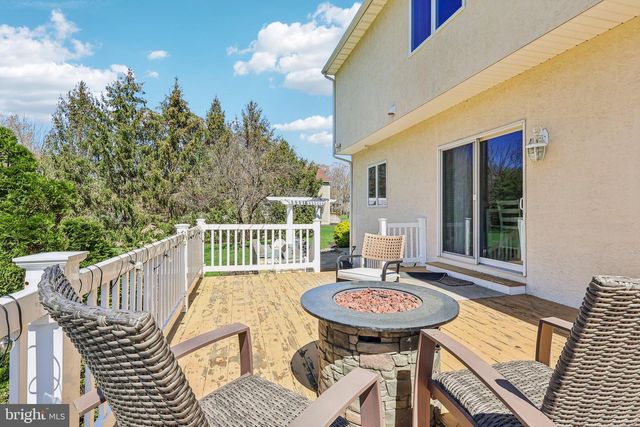 16 DOGWOOD DR, Burlington, NJ 08016