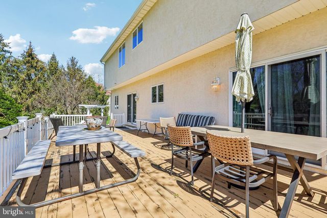 16 DOGWOOD DR, Burlington, NJ 08016