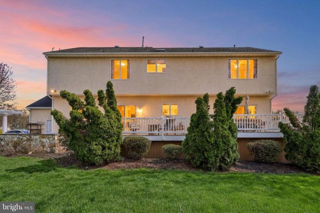 16 DOGWOOD DR, Burlington, NJ 08016