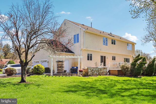 16 DOGWOOD DR, Burlington, NJ 08016