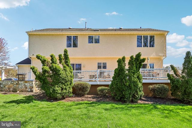 16 DOGWOOD DR, Burlington, NJ 08016