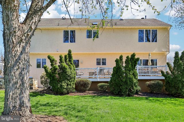 16 DOGWOOD DR, Burlington, NJ 08016