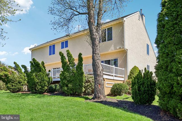 16 DOGWOOD DR, Burlington, NJ 08016