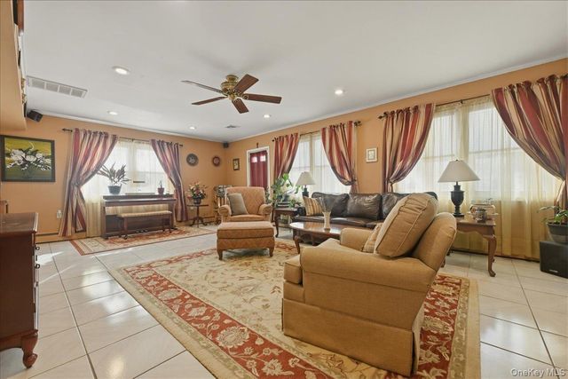 12 Woodgreen Lane, Wantagh, NY 11793