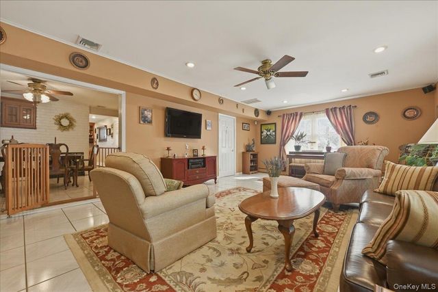 12 Woodgreen Lane, Wantagh, NY 11793