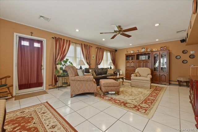 12 Woodgreen Lane, Wantagh, NY 11793