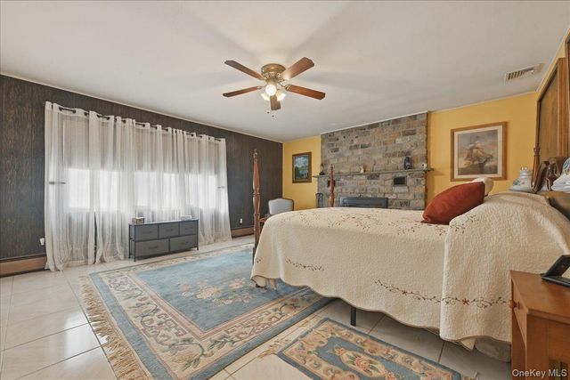 12 Woodgreen Lane, Wantagh, NY 11793