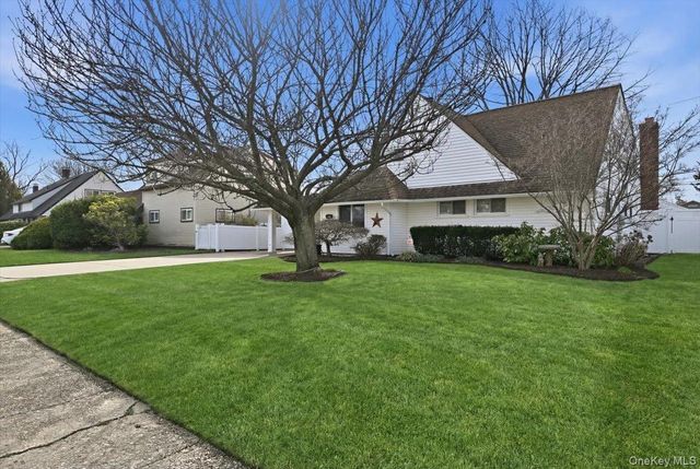 12 Woodgreen Lane, Wantagh, NY 11793