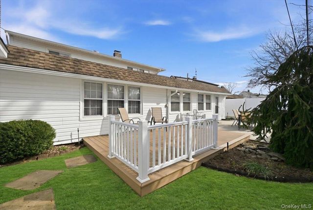 12 Woodgreen Lane, Wantagh, NY 11793