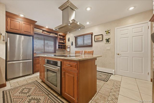 12 Woodgreen Lane, Wantagh, NY 11793
