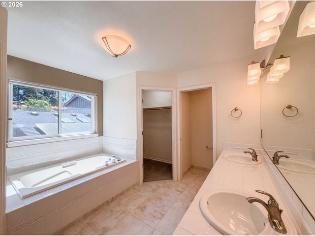 5880 Se SNOWBERRY Ct, Hillsboro, OR 97123