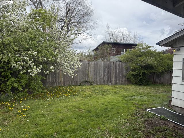 395 E 46TH Ave, Eugene, OR 97405